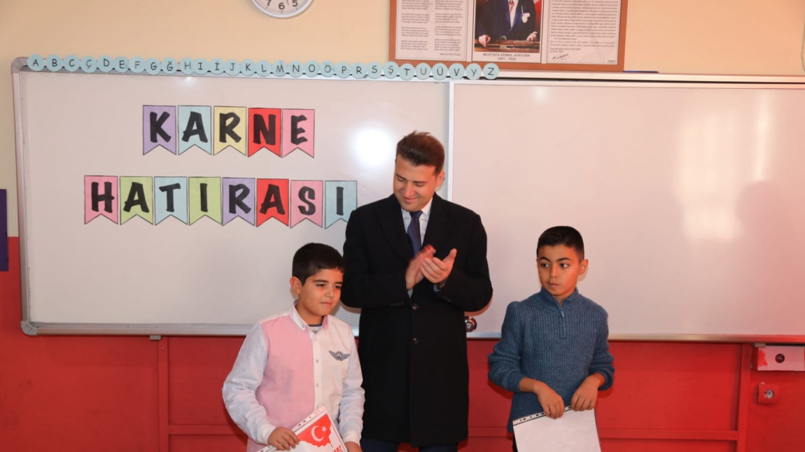 Kaymakam/Belediye Başkan V. Fatih CIDIROĞLU,  Cumhuriyet İlkokulunda  öğrencilerin karne heyecanına ortak oldu.