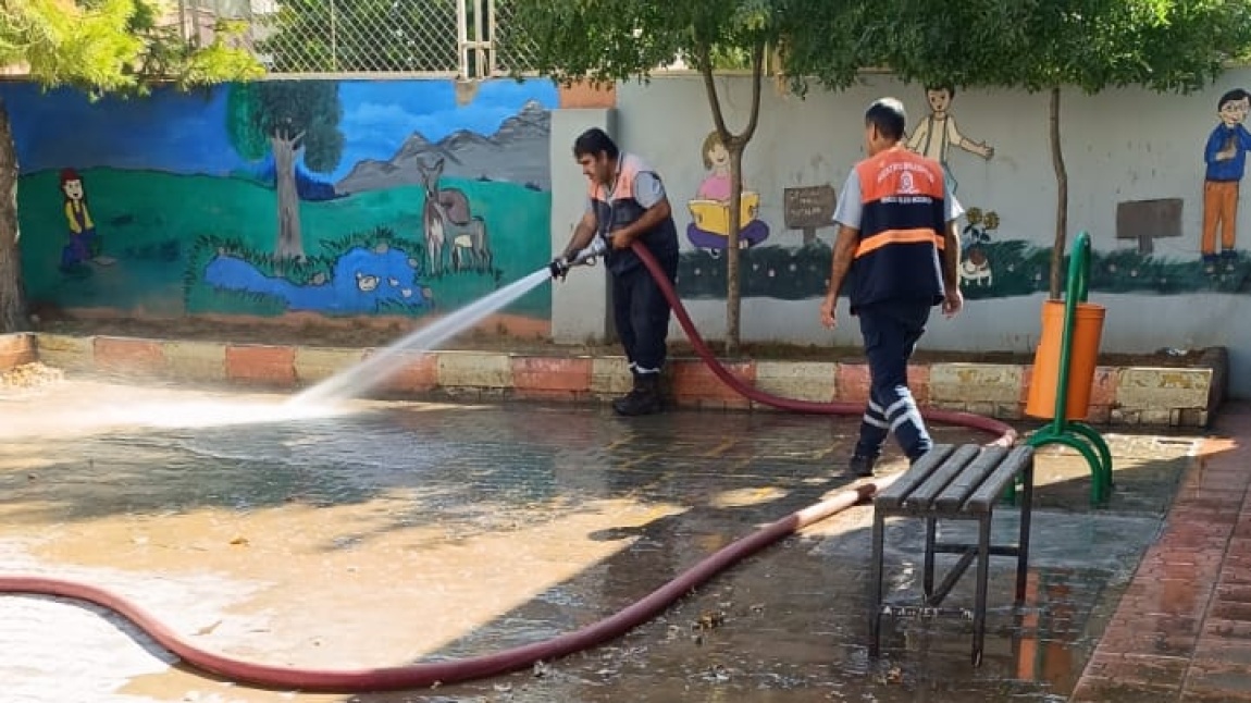 OKULUMUZ TEMİZ Projesi Kapsamında Okulumuz bahçesi yıkandı.